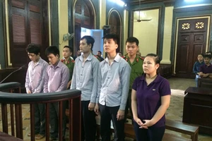 Ba mẹ ngồi tù, con sinh ra trong trại giam