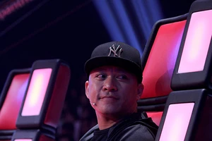 Tuấn Hưng khóc khi ngồi trên ghế nóng