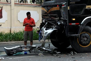 2 xe đầu kéo tông nhau 4 người bị thương 