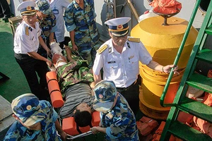 Tàu Vùng 4 Hải quân cứu ngư dân bị nạn ở Trường Sa