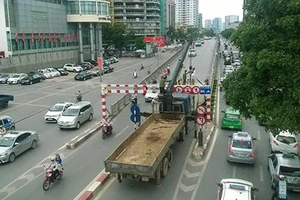 Clip xe tải bị khung sắt 'giữ lại' hàng giờ trên cầu vượt