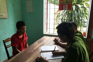 Bám theo thiếu nữ hiếp dâm, cướp Iphone 5