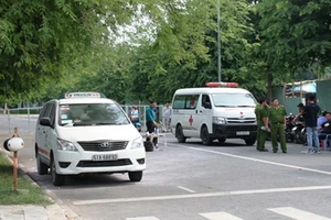 Clip tài xế taxi chết trong xe sau tiếng nổ