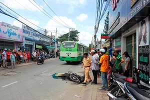 Cảm thương ông cụ chạy xe ôm bị xe buýt cán tử vong