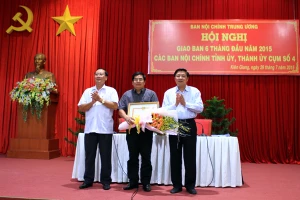 Ban Nội chính Trung ương tặng bằng khen cho một trưởng phòng