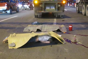 Bị container tông hai cô gái trẻ tử vong