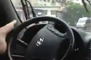 Liều mạng lái xe bằng chân