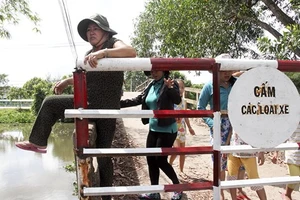 Clip dân khốn khổ vì đường đi bị bít kín