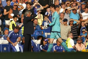 HLV Mourinho nói gì về chiếc thẻ đỏ đầu tiên của mùa giải: No comment