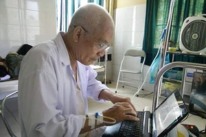 Nhà văn Nguyễn Khắc Phục: Nằm trên giường bệnh chữa ung thư vẫn say viết 