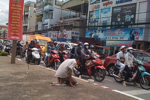 Người thanh niên ‘quỳ lạy’ giữa trung tâm thành phố để...xin tiền