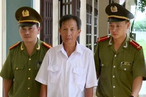 Bắt nghi can xúc phạm, vu khống lãnh đạo