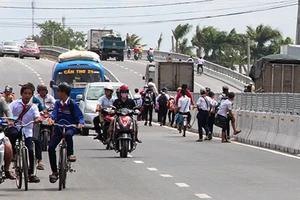 Học trò đánh đu với tử thần trên QL1A