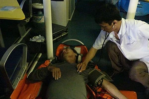 Cấp cứu một ngư dân bị nạn trên vùng biển Hoàng Sa