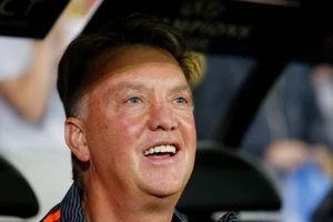 Sau khi đòi hôn Depay, Van Gaal làm gì với Rooney?