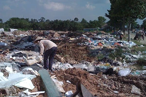 Bãi rác ‘lộ thiên’ giữa trung tâm thành phố