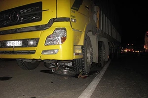 Xe tải cuốn xe máy vào gầm, một thanh niên thiệt mạng