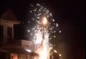 Trụ điện bùng cháy, nổ như pháo hoa