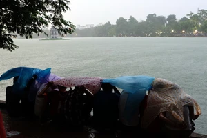 Hà Nội: Người dân đội mưa đi xem pháo hoa