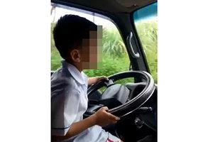 Clip hoảng hồn hình ảnh bé trai lái ô tô băng qua đường