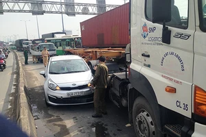 Xế hộp húc container, đường ùn ứ nghiêm trọng