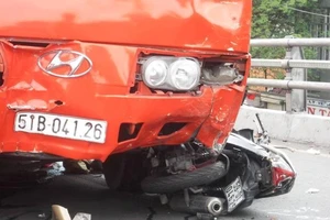 Clip xe Phương Trang 'húc' nhiều xe máy trên cầu vượt Cây Gõ