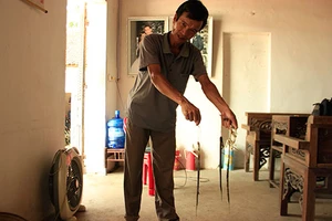 Cả làng hoang mang vì rắn hổ mang 'viếng thăm'