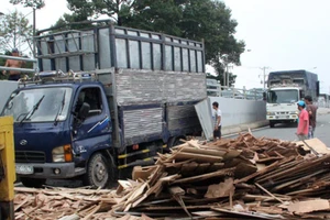 Xe chở gỗ gặp nạn, giao thông ách tắc hai giờ
