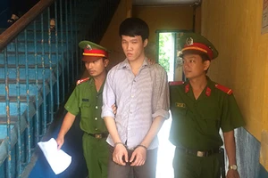 Từ quen nhau qua Facebook đến dọa tung ảnh 'nóng'