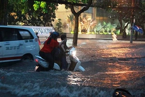 Clip Sài Gòn ngập nặng, nhiều người kẹt ngoài đường đến 12 giờ đêm 