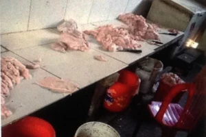 Hai cơ sở sản xuất mỡ heo không vệ sinh, bị phạt gần 9 triệu đồng