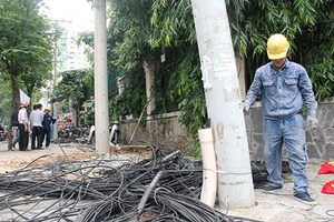 Xe container kéo nghiêng cột điện, đường ùn ứ nghiêm trọng