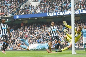 Đại thắng Newcastle, Man xanh tạm chiếm ngôi đầu