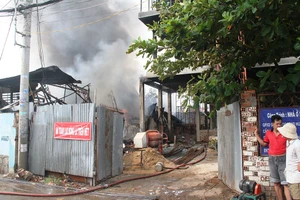 Lửa lớn thiêu rụi xưởng may, hàng trăm người dân hoảng hốt