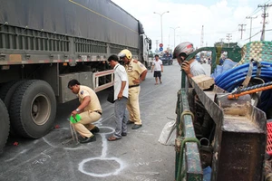 Bé trai bảy tuổi bị xe container cán nát chân
