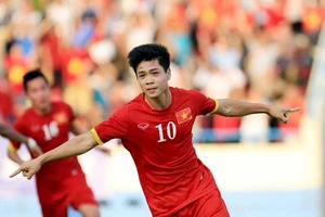 HLV Kiatisak: 'Chúng ta có Messi Channathip thì Việt Nam có Messi Công Phượng'