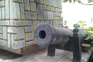 Kỳ lạ ngôi miếu thờ hai viên đạn cùng mảnh vỡ khẩu đại bác