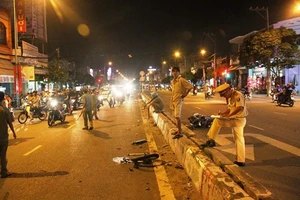 Clip xe máy gãy đôi, bay qua dải phân cách sau cú tông 'xế hộp' 