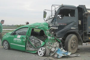 Xe tải tông nát xe taxi, bốn người bị thương