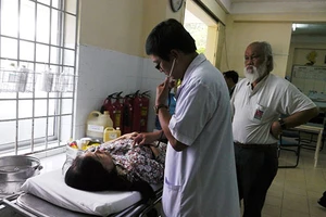 Tài xế giường nằm tông dải phân cách, 5 người thương vong