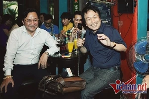 Phú Quang tẩm xăng đốt đĩa nhạc trước mộ NSND Lê Dung