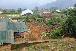Lở núi, một nhà dân bị vùi lấp