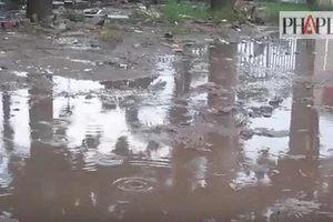 Clip đường nhựa biến thành đường đất