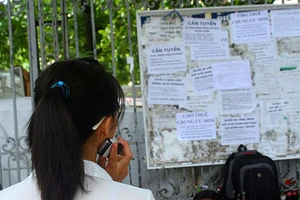 'Nhếch nhác' những tấm bảng quảng cáo giữa lòng thủ đô