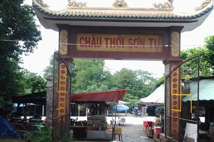 Cảnh bát nháo tại di tích quốc gia chùa núi Châu Thới