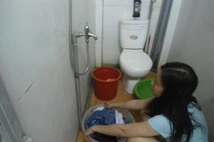 Cúp nước bất ngờ khiến người dân trở tay không kịp 