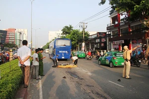 Vấp lõi cáp, người đàn ông bị xe khách cán tử vong