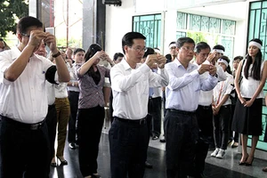 Phó Bí thư Thường trực Thành ủy TP.HCM Võ Văn Thưởng viếng PGS-NGND Trần Thanh Đạm