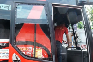 Xe chở 30 hành khách bị chém vỡ kính tại Đắk Nông