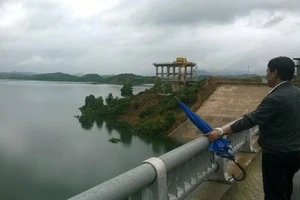 Người dân trở về nhà sau một đêm bỏ chạy lên núi 